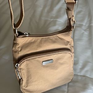 Baggallini tan crossbody purse